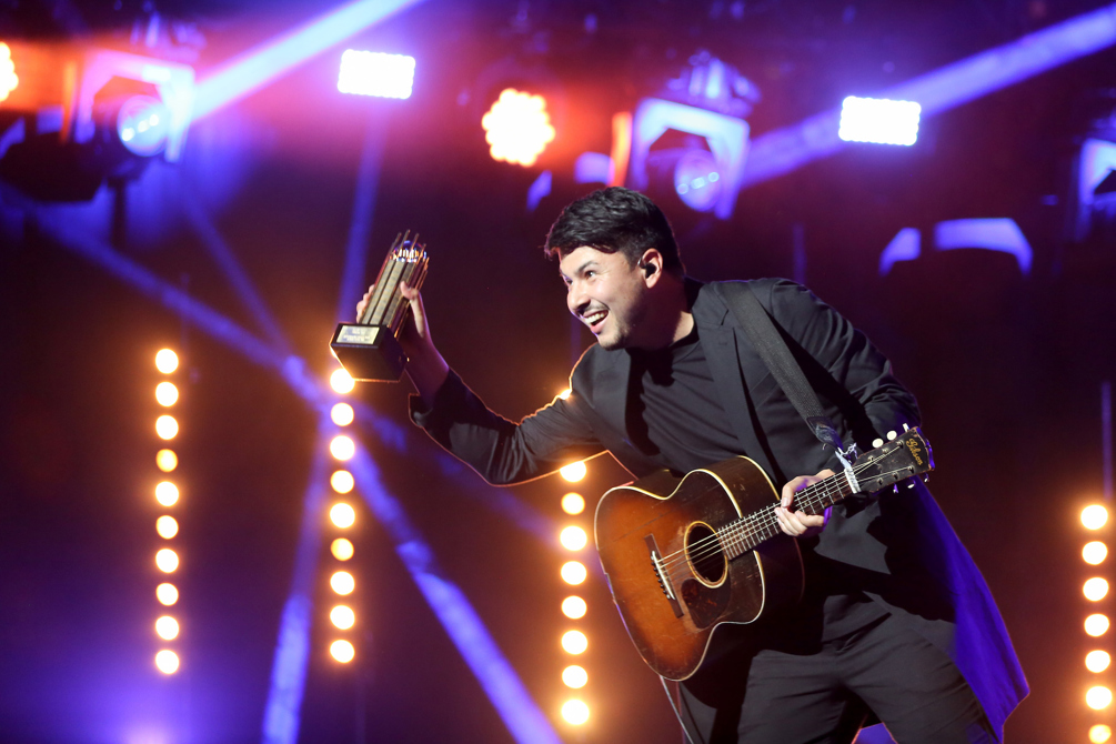 Jamie Woon accepts his award for shortlisted album 'Making Time'