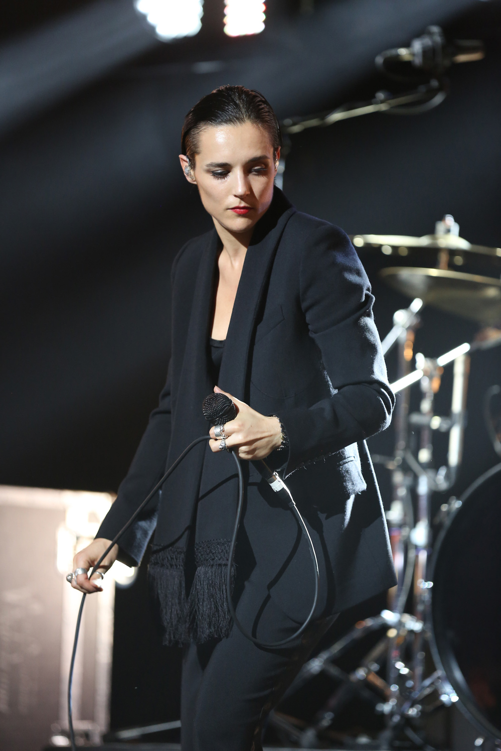 Brace yourselves for Savages performance!