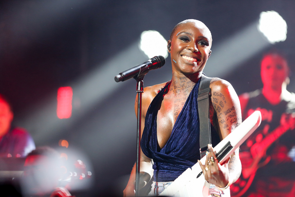 Laura Mvula's keytar is everything 