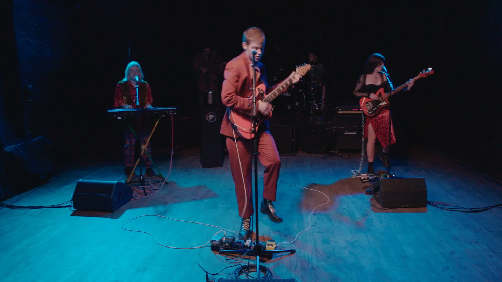 Porridge Radio performing Sweet (2)