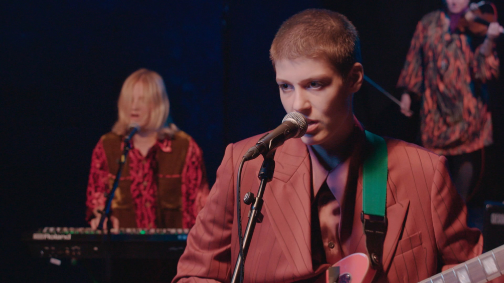 Porridge Radio performing Sweet (1)