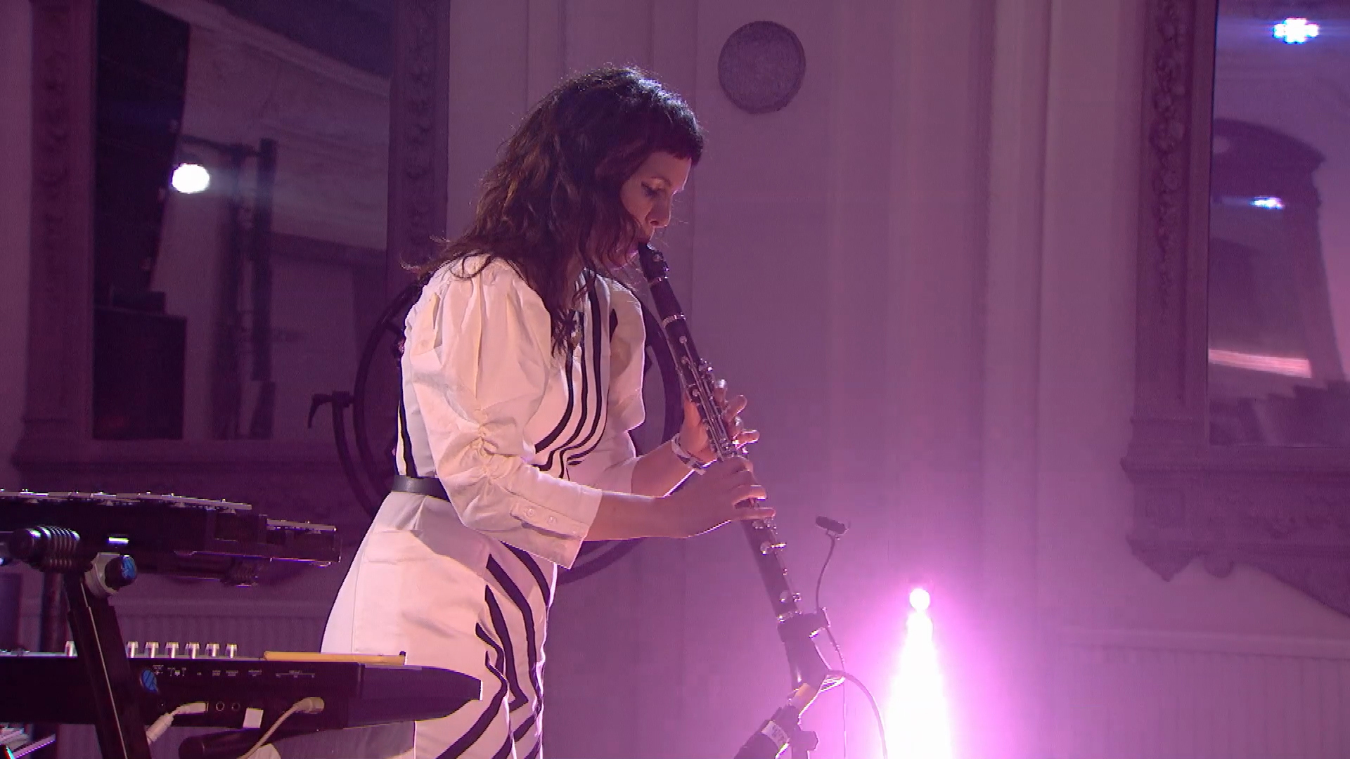 Anna Meredith performing Paramour